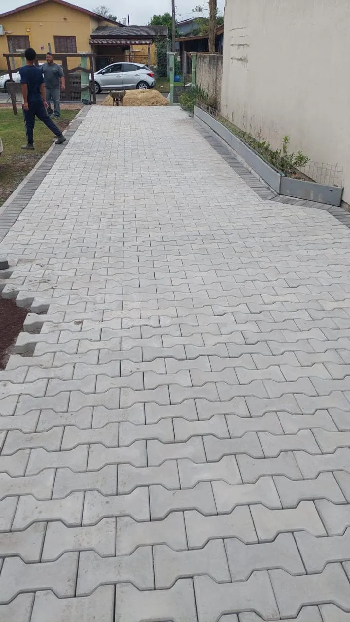 Pátio pavimentado com pedra polida ossinho