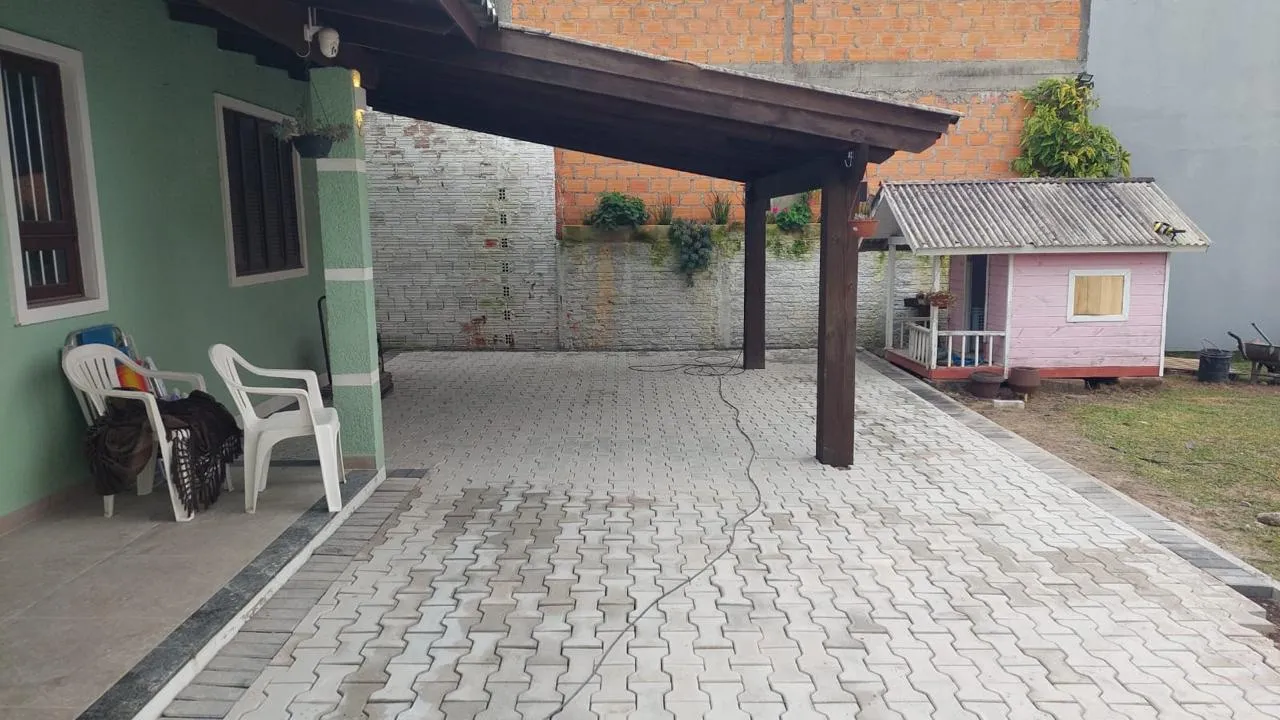 Área externa pavimentada com pedra polida ossinho