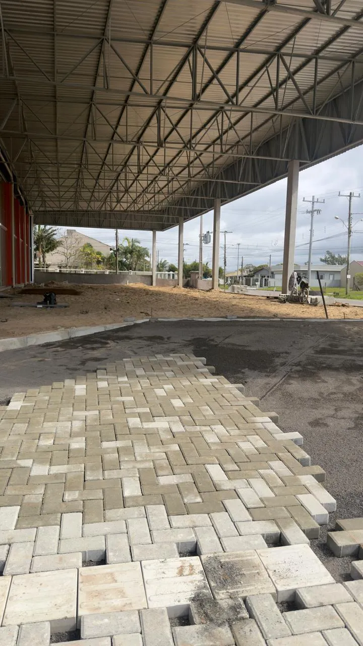 Peças sendo assentadas na mesma área coberta